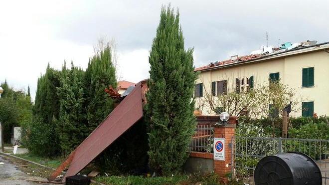 Trenta famiglie senza casa, gravi danni per la tromba d’aria a Rosignano