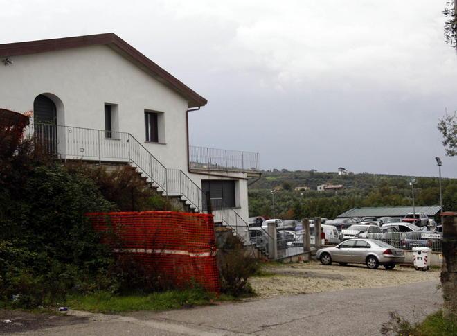 Rapina in villa: intera famiglia ostaggio dei banditi, picchiato il proprietario 
