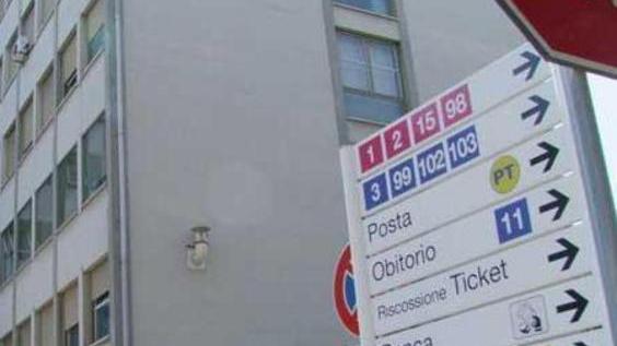 Muore mentre fa la fila per essere ricoverato