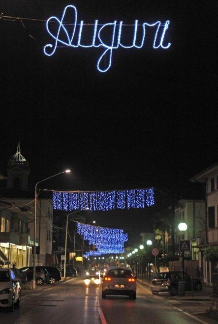 Alberi di Natale e luci per addobbare piazze e rotonde
