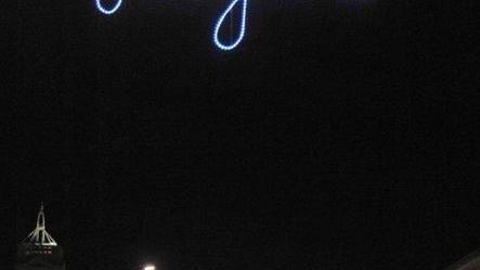 Alberi di Natale e luci per addobbare piazze e rotonde