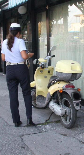 Parte la campagna contro i motorini sui marciapiedi 