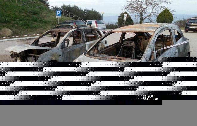 Due auto a fuoco Paura e danni nella notte a Scarlino 
