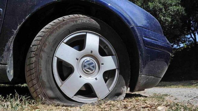 Zucchero nel serbatoio dell’auto della moglie