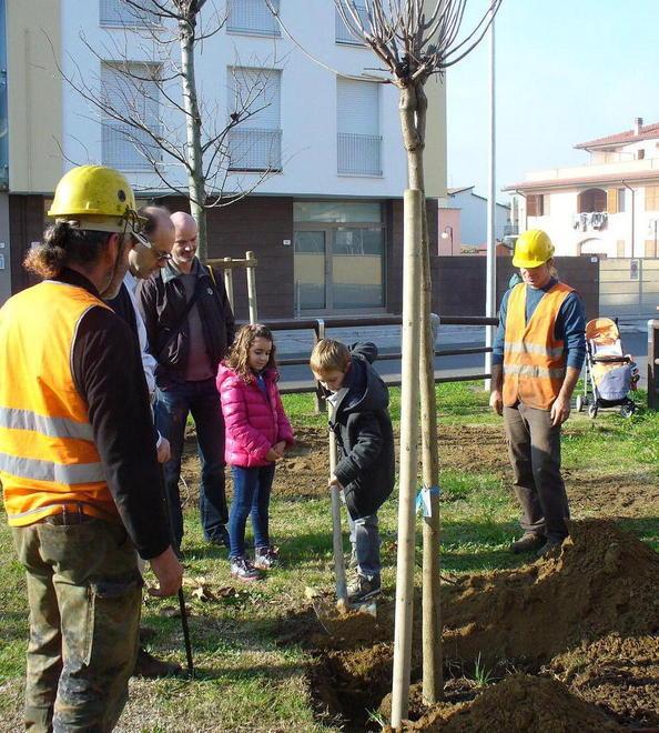 I bimbi piantano nuovi alberi nei Giardini della Sirenetta