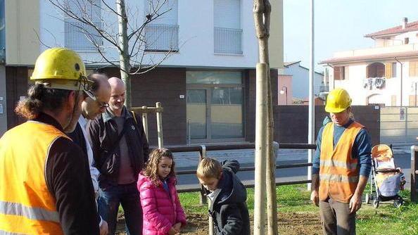 I bimbi piantano nuovi alberi nei Giardini della Sirenetta