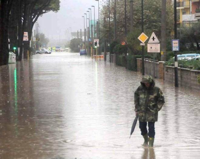 Maltempo, a Carrara esonda il Carrione Ad Albinia torna l'incubo degli allagamenti 