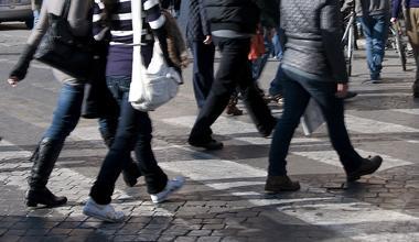 Strisce pedonali pericolose in piazza della Repubblica e scivoli per disabili "occupati" in via Grande 