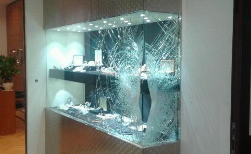Vetrina rotta a mazzate durante la pausa pranzo 