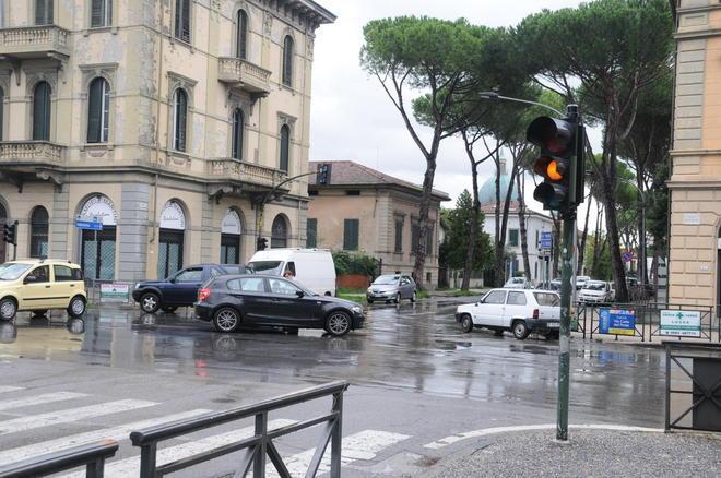 Semafori a chiamata a porta Elisa e porta Sant’Anna: niente dispositivo, mancano i soldi 