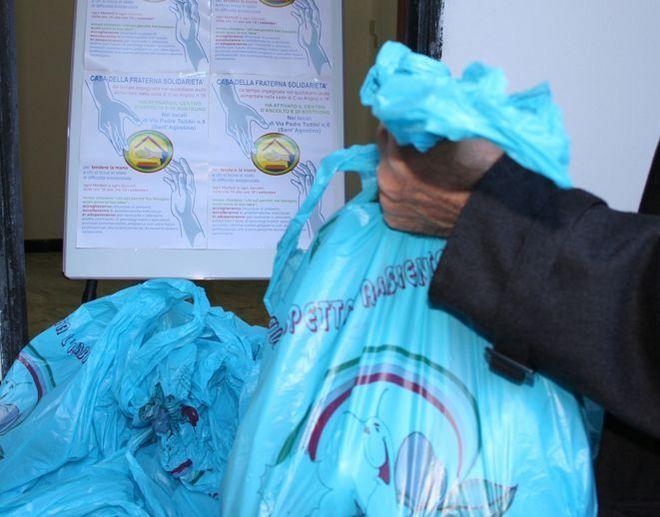 Buoni spesa per i poveri nei negozi convenzionati 