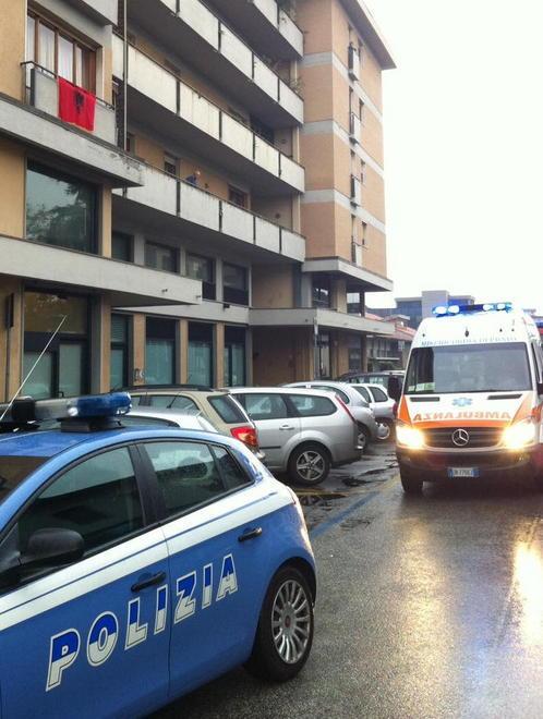 Minaccia di uccidere la madre e si barrica