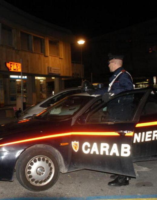 Botte ai genitori che non gli danno i soldi per la droga 
