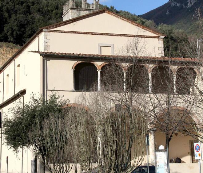Il parroco sviene in chiesa Paura a Frati