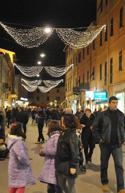 Mezza città al lavoro per un Natale di festa al tempo della crisi 