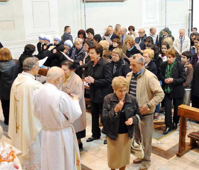 Messa in latino nella chiesa di San Carlo 