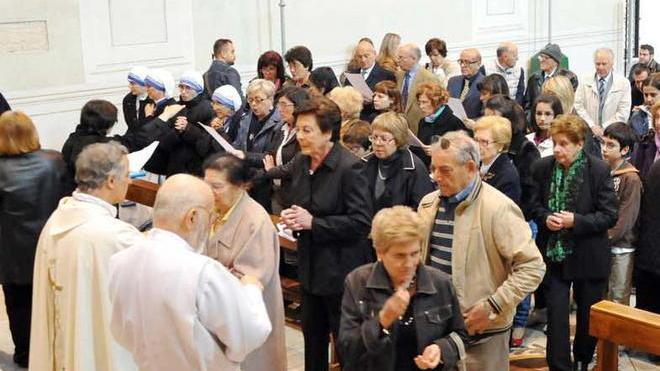 Messa in latino nella chiesa di San Carlo