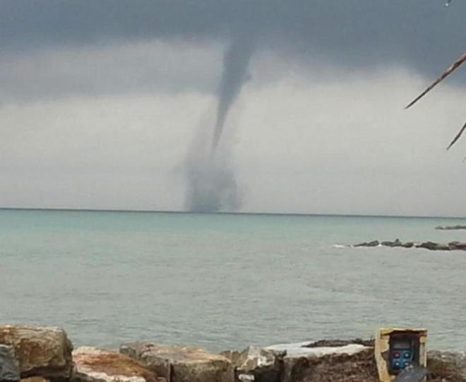 La tromba d’aria lascia un mare di macerie 