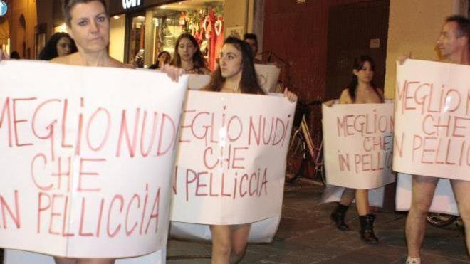 Animalisti nudi in centro contro pellicce e borse in pelle
