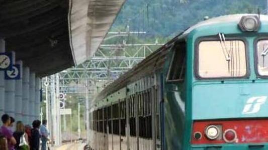 Ruba al bar della stazione e fugge in treno