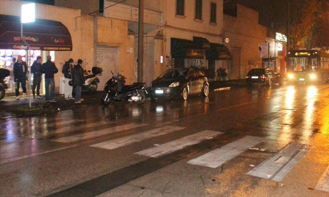 Travolta da uno scooter sulle strisce