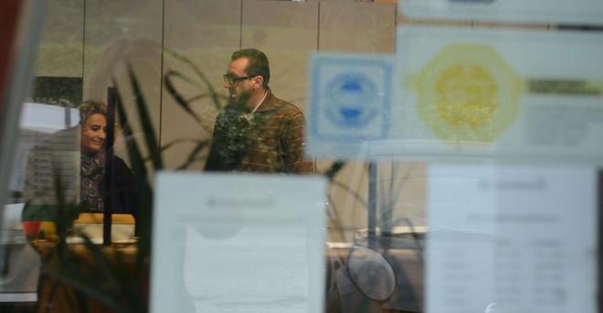 Minacciati col coltello consegnano 25mila euro 