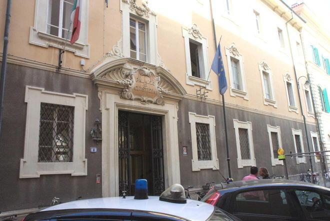 Picchiava la madre per ottenere soldi per la droga, arrestata 22enne 