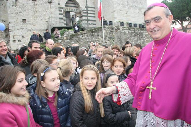 Paradiso saluta il vescovo con una frase del “Che” 