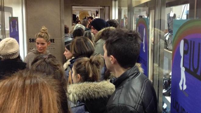 Lunghe code nel negozio Piumi per la liquidazione straordinaria
