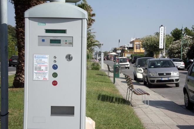 Parcheggi gratis d’inverno per salvare il commercio 