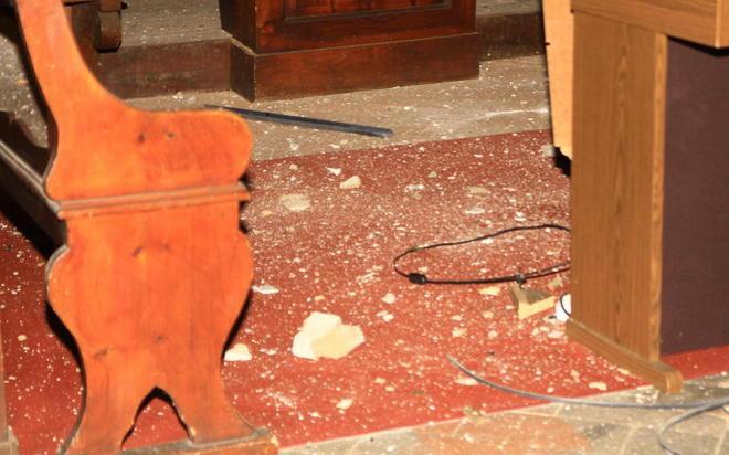 Fulmine sulla croce danneggiata la chiesa del paese di Massa 