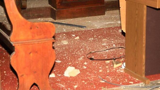 Fulmine sulla croce danneggiata la chiesa del paese di Massa