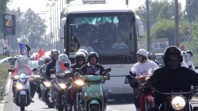 Gli ultrà: scortiamo il Pisa in motorino a Viareggio