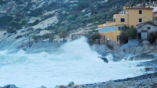 Maltempo, traghetti in tilt per il vento forte