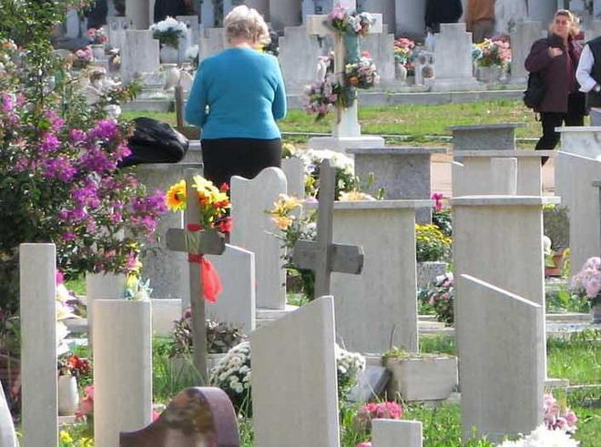 Entrano al cimitero e profanano una tomba 