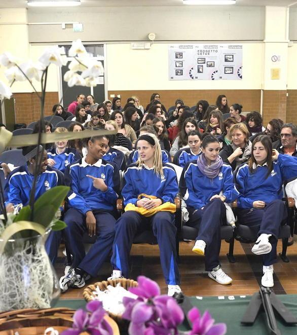 Le giocatrici del Basket Le Mura consegnano il fiocco bianco 
