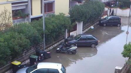 «Via Monzone in ginocchio, non ce la facciamo più»