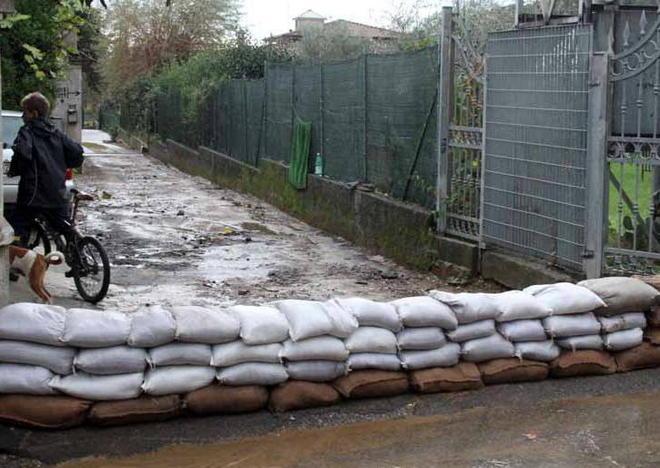 «I sacchetti di sabbia? Ce li siamo riempiti noi» 