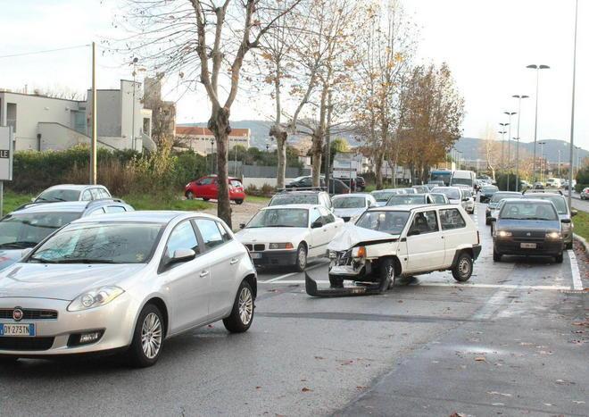 Scontro con 2 feriti al nuovo semaforo di viale Boccaccio