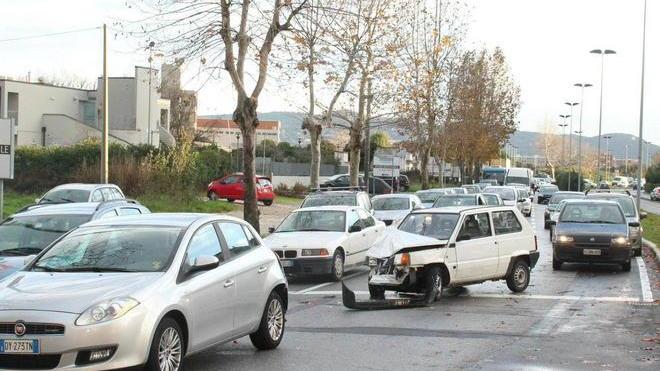 Scontro con 2 feriti al nuovo semaforo di viale Boccaccio