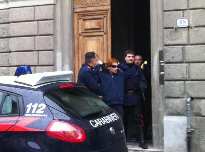 Minacciato col coltello, si rifugia al posto fisso di polizia 