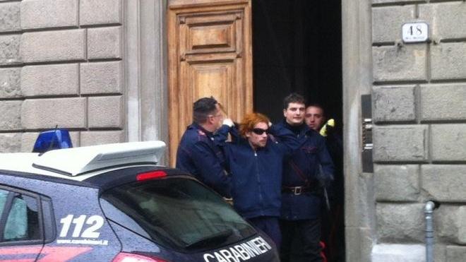 Minacciato col coltello, si rifugia al posto fisso di polizia