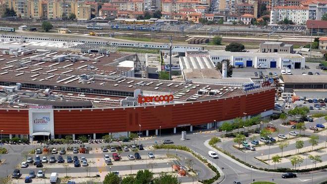 Rubava ai colleghi di lavoro: denunciata dipendente Ipercoop