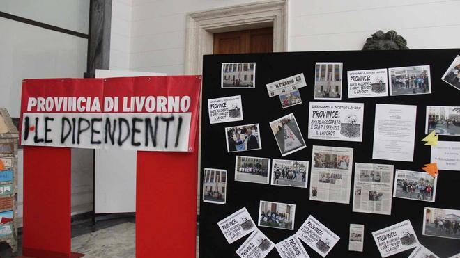 I dipendenti della Provincia impacchettano il palazzo