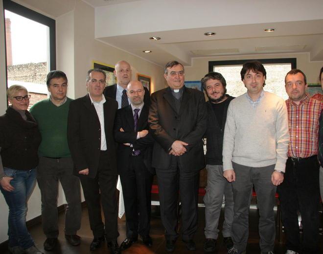 Il vescovo tifoso milanista e con l’hobby dello sci 