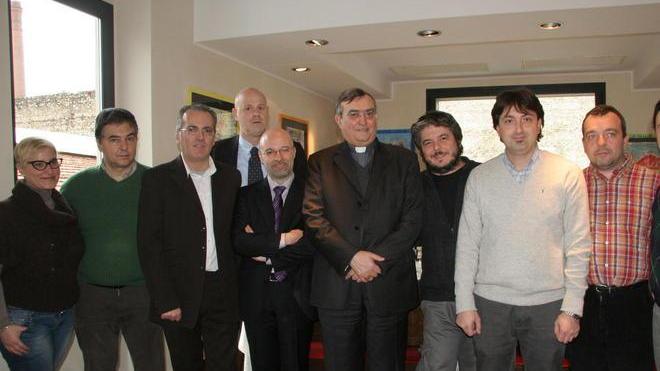 Il vescovo tifoso milanista e con l’hobby dello sci