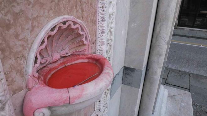 Il rosso di un gessetto ha sporcato la chiesa della Spina
