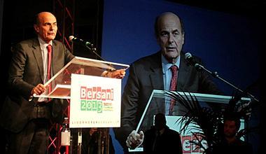 Bersani: oltre mille sostenitori fuori la contestazione, agente ferito&nbsp; 