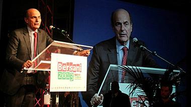 Bersani: oltre mille sostenitori fuori la contestazione, agente ferito 