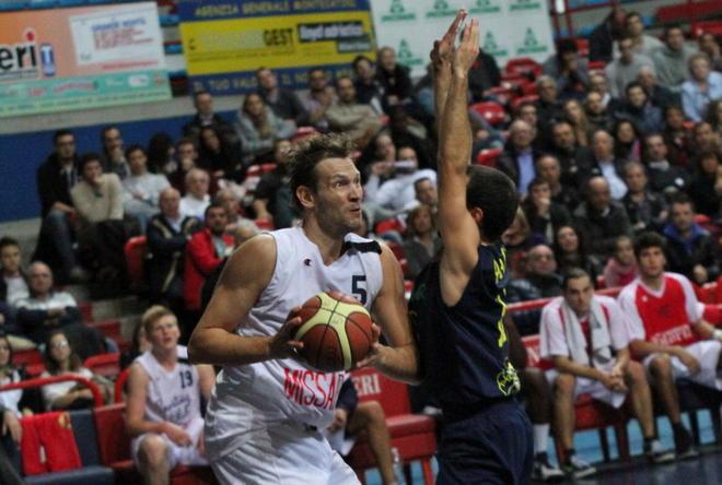 Casoli out per altre due settimane 